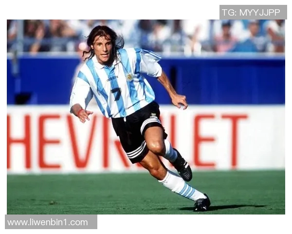 从上世纪至今足球巨星的时代变迁与辉煌成就解析