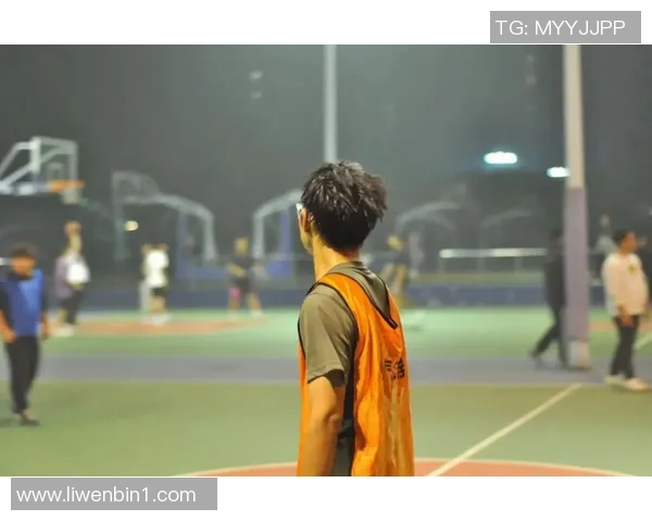 篮球明星背影瞬间展现魅力与力量的动人画面解析